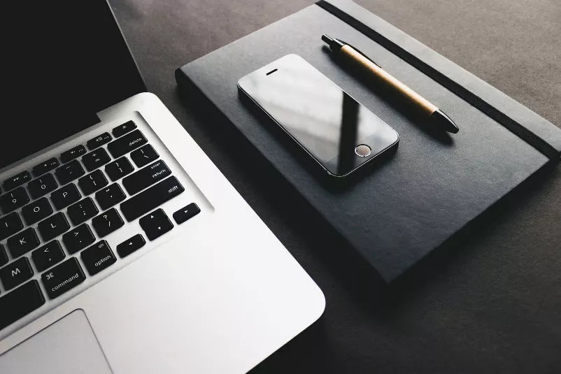 Desktop von Laptop und Smartphone Desktop von Laptop und Smartphone